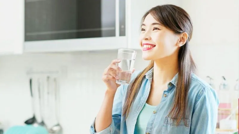 Một ly nước ấm là bước nhỏ nhưng hiệu quả cho buổi sáng nhẹ nhàng.