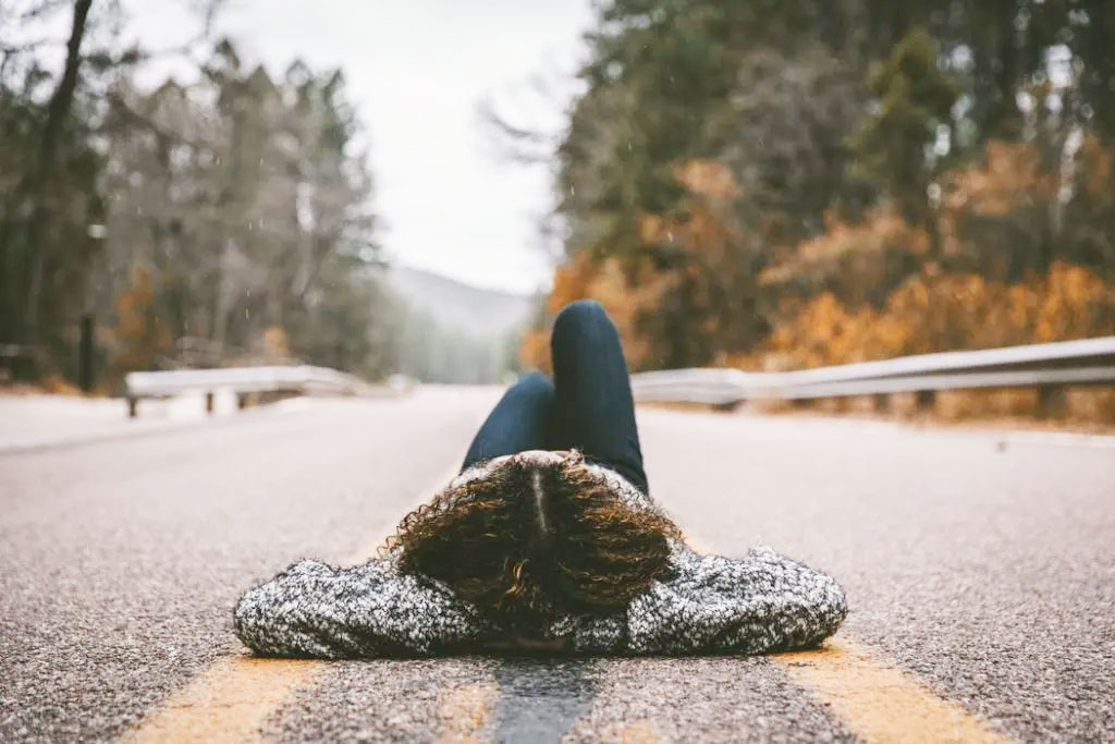 Cách đối diện với tổn thương cũ mà không trốn tránh